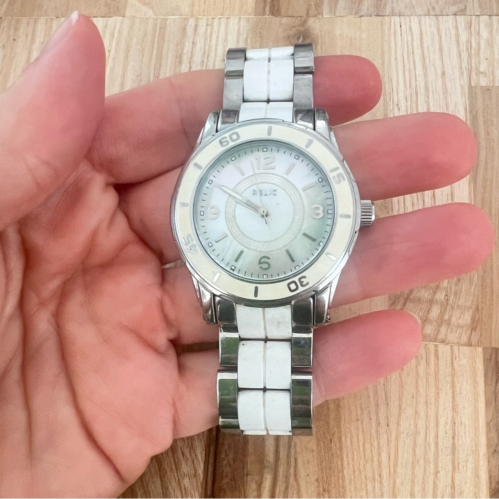 Relic ladies silver tone white cream sporty watch NEW BATTERY